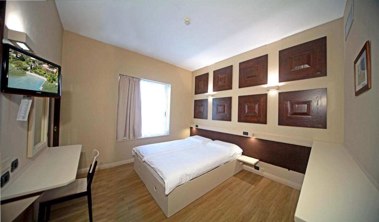 Hotel La Pauel Сирмионе Экстерьер фото